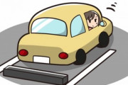 車の駐車ができない女、誰もいない駐車場で練習をする