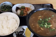 「焼肉にご飯」←わかる 「ラーメンにご飯」←まだわかる 「うどんにご飯」←こいつ
