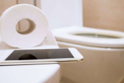 スマホをトイレに持ち込む人の「驚くべき言い分」がヤバすぎる・・・