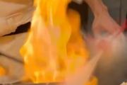 【動画】沖縄のステーキ店、フランベに失敗して5歳児が大火傷する （※閲覧注意）