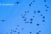 中国軍空挺部隊が大規模パラシュート訓練を氷点下の演習場で実施！