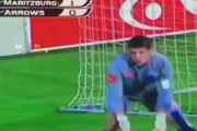 【動画】海外サッカーでとんでもないキーパーが発見される