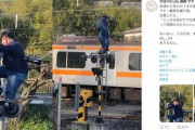 【悲報】害悪撮り鉄さん、遂に『踏切警報機』によじ登り限界突破ｗｗｗｗｗ