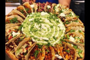 海外の反応「重量13キロ！ タコスを載せたモンスター級豪華ピザが話題に！」