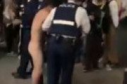 【動画】 ハロウィンの警固公園に全裸の変質者　警官に逮捕される瞬間が激撮される
