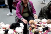 まるで物のような扱い。中国の子犬の露天商を撮影した映像がこちら。