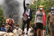 【ミャンマー】市民がバリケードを作った結果⇒ガトリング砲を使用60人死亡