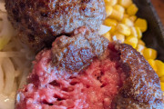 ワイ、ハンバーグ食べに来たら生肉出されて困惑