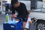 千葉停電で給油機が動かないガソリンスタンドで競輪のS級選手が頑張っている動画が話題に。