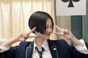 山下美月、激変ビジュにファン衝撃「えええ！」「やばい！」　ベリーショート制服姿を公開