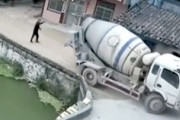 【動画】それは予想外。中国で撮影されたセメントミキサー車の事故がひどい。