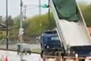 【動画】 ダンプカーが荷台を上げたまま走行、信号機を激しく破壊する瞬間が激撮され衝撃走る