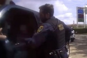 【動画】アメリカの警官、職質中にいきなり撃たれてしまう。