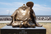 【秘宝】ワンピースのジンベエ像、海の目の前に建たれてしまう