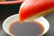 寿司っておにぎりの方に醤油つける派と刺身に醤油つける派がいるけど…