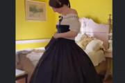 外国人「1800年代のドレスの着付け動画が凄い！」「トイレが大変そう...」■海外の反応■