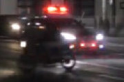【動画】 イキリ珍走団、ブチ切れた警官に特殊警棒を投げられ慌てて轢き逃げしてしまう