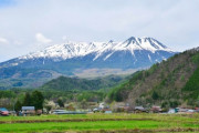 【画像】山の斜面に謎の扉があったんやが