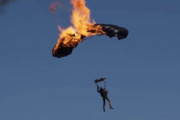 トムクルーズがパラシュートを燃やしながら降下してギネス記録！