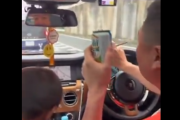 中国人と思われる男性が酒を飲みながら超高級車を堂々と運転する動画が拡散され大炎上　タバコポイ捨ても…