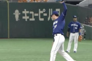 中日松葉、グラブを叩きつけようとするもギリギリで踏みとどまる