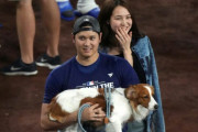 【真美子夫人】大谷翔平家族が貴重な3ショット　ドジャース地区優勝に妻と愛犬・デコピンも共に祝福