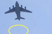 【アフガン】C-17輸送機の車輪にしがみついて脱出しようとした３人が落下して死亡。