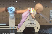 【朗報】赤ちゃんの背中を撫でてげっぷをさせてくれるロボットが開発されるwwwww