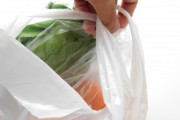 【悲報】スーパーでアホ店員に当たった僕、なぜかビニール袋をつけてもらえず、食料品を手で持って帰らされる