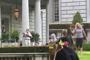 【悲報】私有地に侵入してきたデモ隊に銃を向けた白人夫婦に法的処罰を望む声