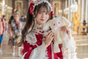 【画像】X民「ベルサイユ宮殿でロリータ服着た日本人、これってさぁ...」→