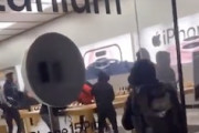 アメリカ民、iPhone15を狙ってストアを襲撃するも遠隔で無効化されてブチギレるｗｗｗ