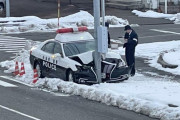 【画像】パトカーが信号柱に衝突、新潟市東区…近隣住民「雪で滑っているようには見えなかった」
