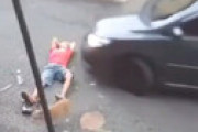 【動画】 道路の真ん中で寝てた男性が思いっきり車に轢かれる衝撃動画が話題に ⇒ これどっちが悪い？
