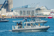 米海軍のドーントレス高速哨戒艇が港内で停泊する艦船や港湾資産を日夜、海上から警備！