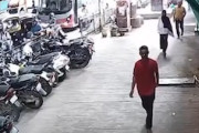 【動画】バルコニーが崩落して歩行者を直撃。49歳の男性が亡くなった事故。