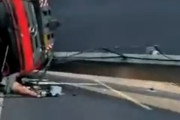 中国で高速道路が倒れる（画像あり） #速報 |  阪神大震祭かよwwwww  |  柱と橋のところ接合してた感じがまるでないんだが、のっかってただけ？