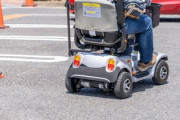 【速報】99歳、電動車いすで高速道路へ