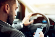 【超朗報】スマホのながら運転が厳罰化！一発免停だけに留まらず…