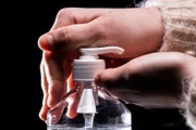 英、中国製の手指消毒液を緊急リコール　殺菌効果なく有毒物質も