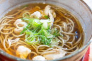 軽い蕎麦アレルギーだけどカップ麺やコンビニの蕎麦なら平気なのであまり気にしてなかった。ある日、駅の立ち蕎麦でうどんを食べたら…