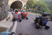 三輪車で下り坂を疾走する「トライク・レース」…スピード感あふれる動画が人気を集める