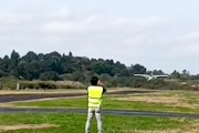 【動画】宮城県の飛行場でセスナ機が崖から転落してしまう。