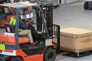 【悲報】フォークリフトに45枚パレット重ねた上で作業した作業員、死亡