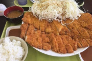 桃「トンカツの定食で」　シャミ子「足りるんですか？」