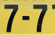 車のナンバー7777にしようと思うんだが