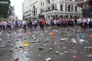 海外「日本人ファンとは真逆だな」 街を汚す英国人サッカーファンが酷すぎると話題に