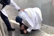【動画】髪の毛をつかみ馬乗り押さえ付け。沖縄の警官がSNSで炎上中。
