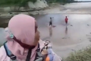 【動画あり】女さん、自撮りしたまま津波に飲まれるｗｗｗｗｗ