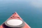 ギョッとする動画。澄んだ湖でカヤックを楽しんでいた男性が発見した物とは。